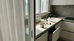 스푼 하나로 음료 안 흘리는 법, 컵에서 컵으로 깔끔하게 따르는 팁