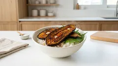 전자레인지로 부드럽게, 팬에 윤기 코팅: 우메 가바야키 가지덮밥