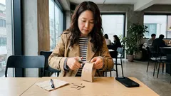 커피 컵 슬리브로 2분 만에 만드는 0원 스마트폰 거치대