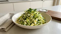 파슬리를 ‘주재료’로 즐기는 상큼한 양배추 샐러드—레몬·올리브오일 드레싱