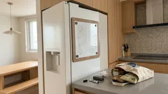 종이 쪽지 대신 목무늬 화이트보드 하나로 집이 정리되는 순간