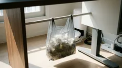 압축봉 하나로 책상 아래 대용량 쓰레기통 만들기, 바닥 공간까지 깔끔해지는 방법