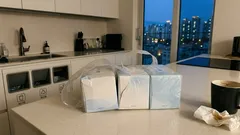 가위 없이 박스티슈 비닐 포장 한 번에 뜯는 법, 옆면 이음새만 찾으면 끝